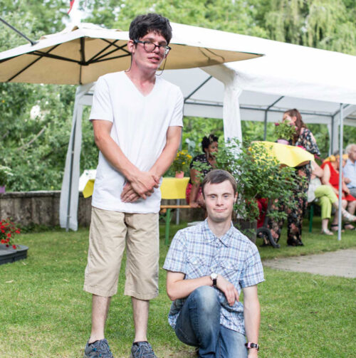 zwei menschen entspannen draussen im Garten