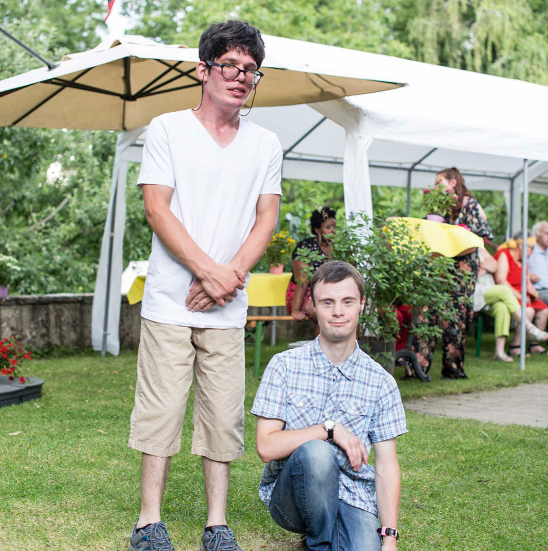 zwei menschen entspannen draussen im Garten